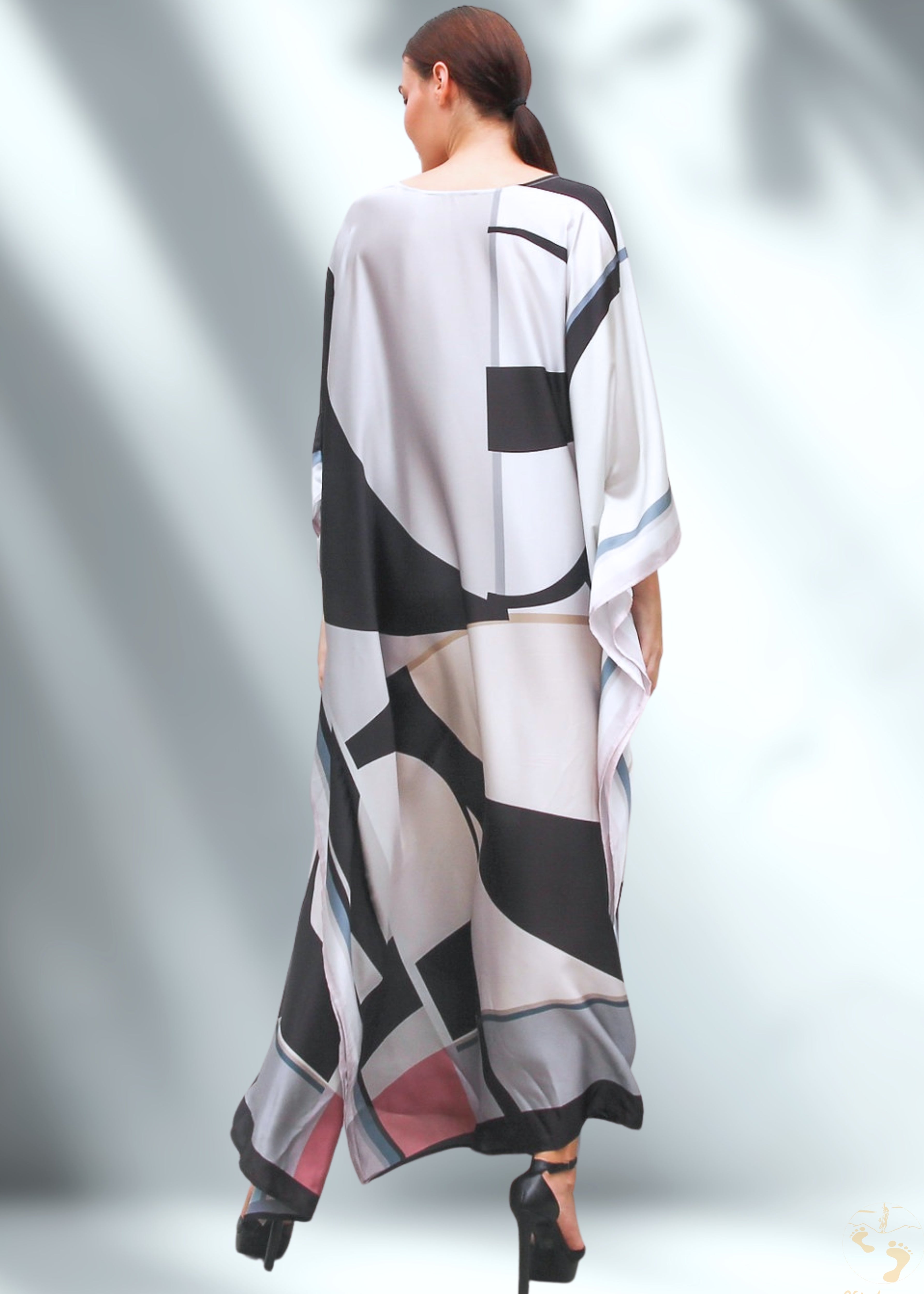 Vicharan LUNAR Caftan en Soie Satinée Grise